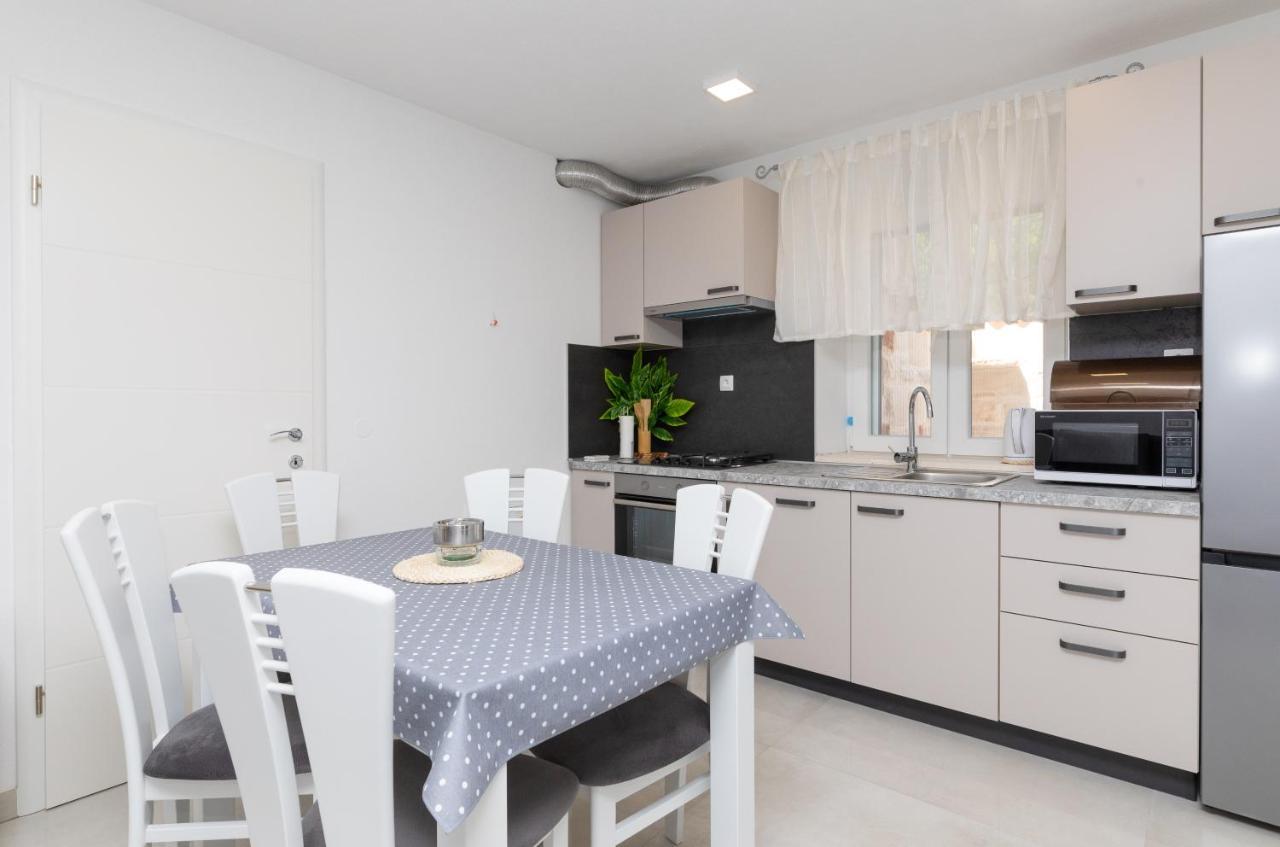 Apartmani Canaki Supetar Exterior foto