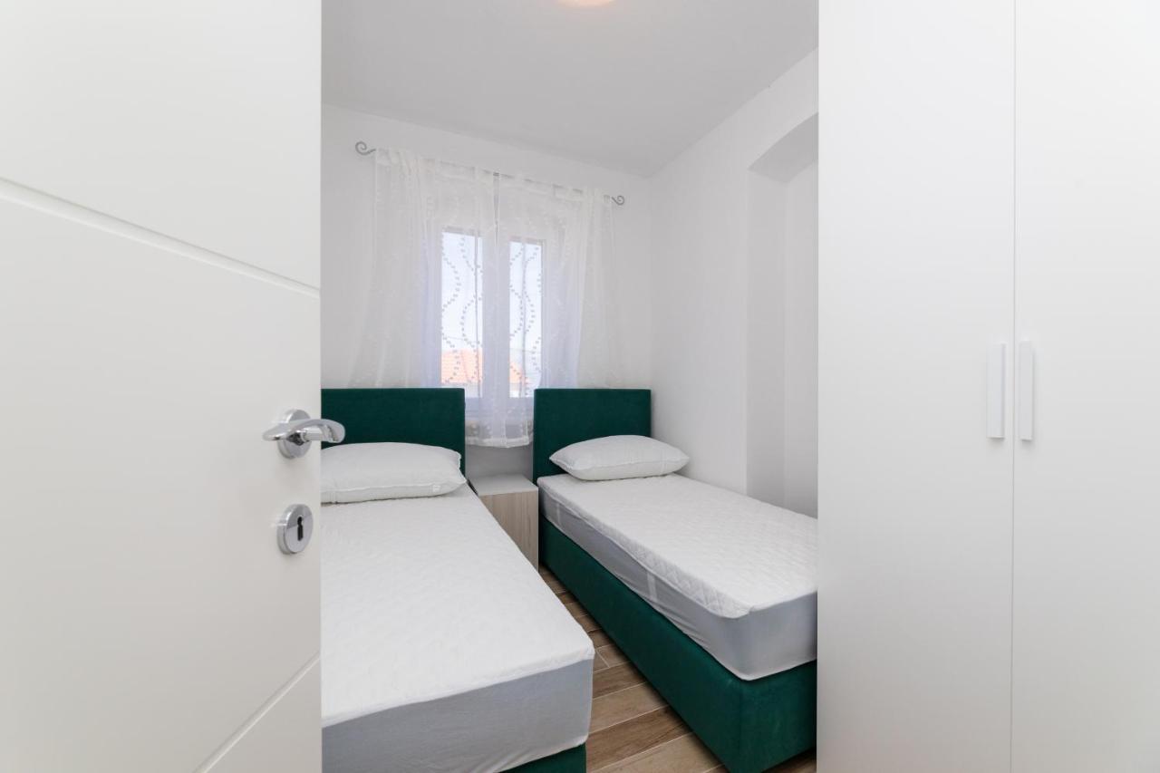 Apartmani Canaki Supetar Exterior foto